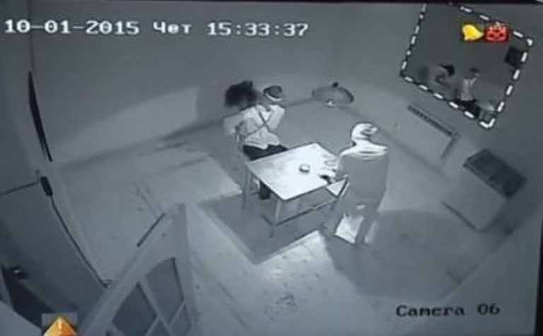 Bakıda qızı evdə zəncirlə bağladılar -  Gizli kameranın çəkdikləri 