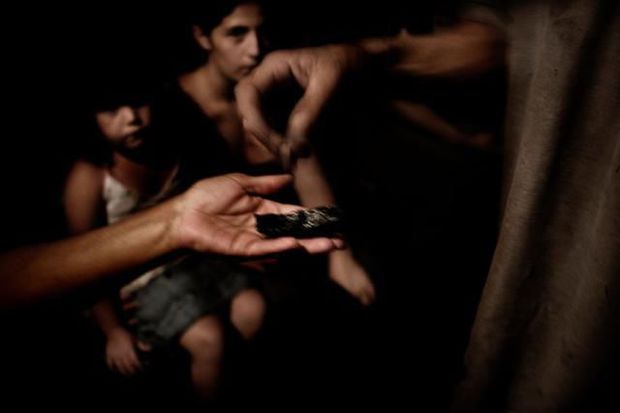 Azərbaycanda 20 yaşlı qızı 3 kiloqram narkotiklə tutdular