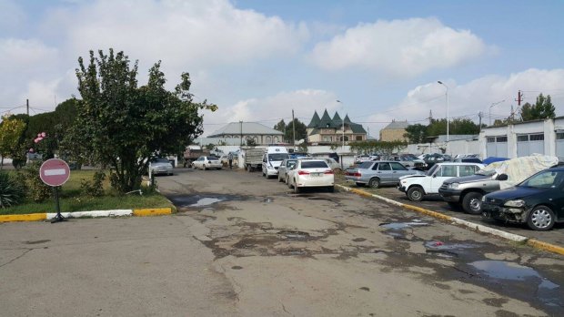 Bakıda təcili yardım maşınını cərimə meydançasına saldılar - FOTO