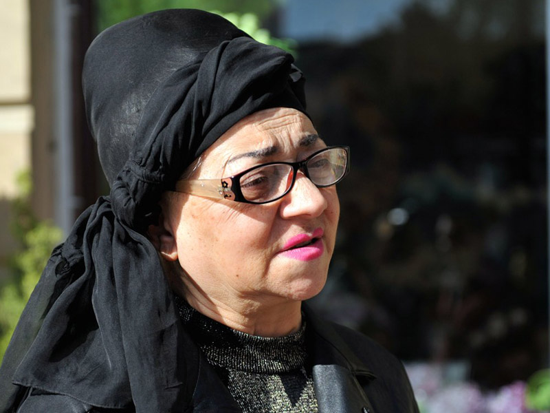 Nazir xalq artistinin yasına pul ayırdı