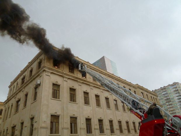 Bakıda 16 mənzilli ev yandı