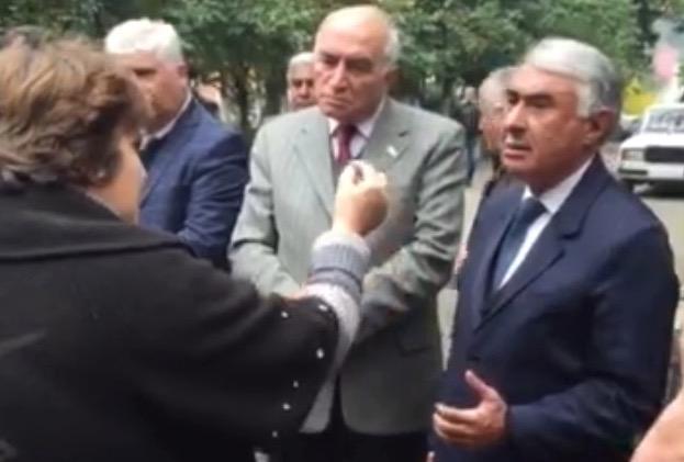Qadın 10 ilin deputatını biabır etdi: 