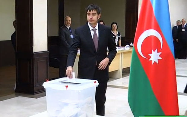 Heydər Əliyev ilk dəfə səs verdi –VİDEO