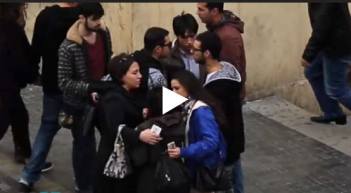 Bakıda küçədə döyülən qıza əhalinin etirazı - ŞOK VİDEO