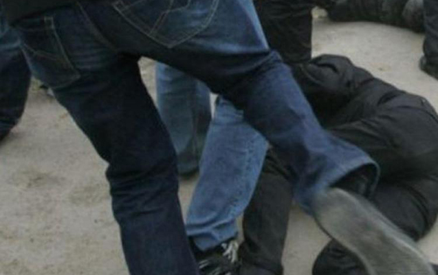 Evi yanan kişi FHN əməkdaşını döydü