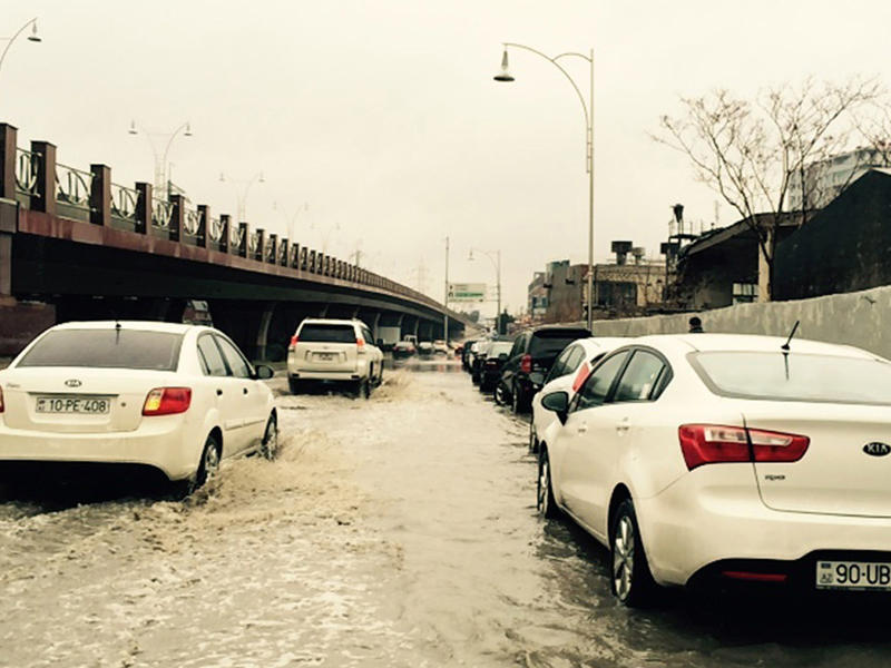 Bakıda prospekt göl oldu, hərəkət dayandı