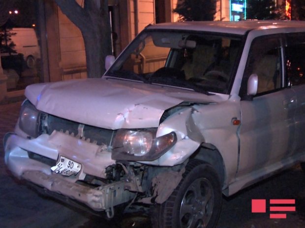 Bakıda qadın sürücü qəza törətdi: iki övladı yaralandı -  FOTOLAR