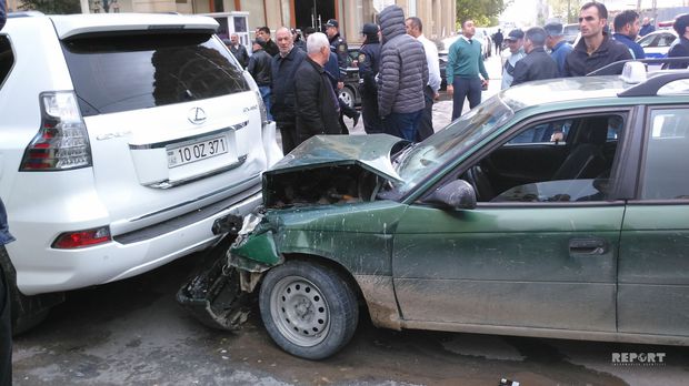 Bakıda polisin təqib etdiyi maşın qəza törətdi - FOTO
