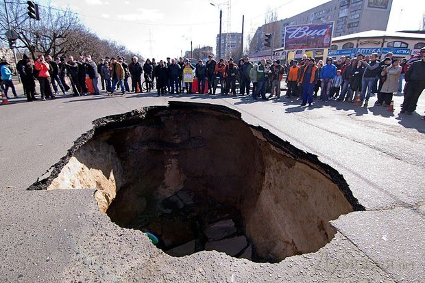 Bakıda kanalizasiya xətti partladı: Yol çökdü -  FOTO