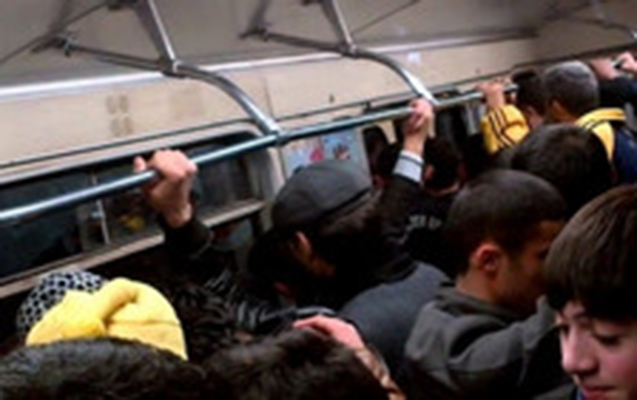 Bakı metrosunda əlbəyaxa dava düşdü - Sərxoş sərnişin qadın arasında