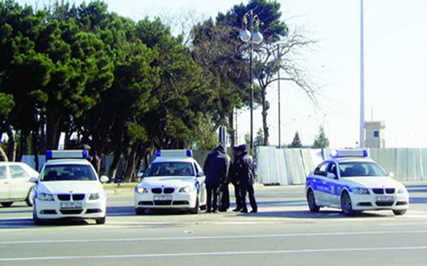 Yol polisindən sürücüyə söyüşlə cavab: «Deyəsən, qaşınırsan aaa» —  VİDEOFAKT