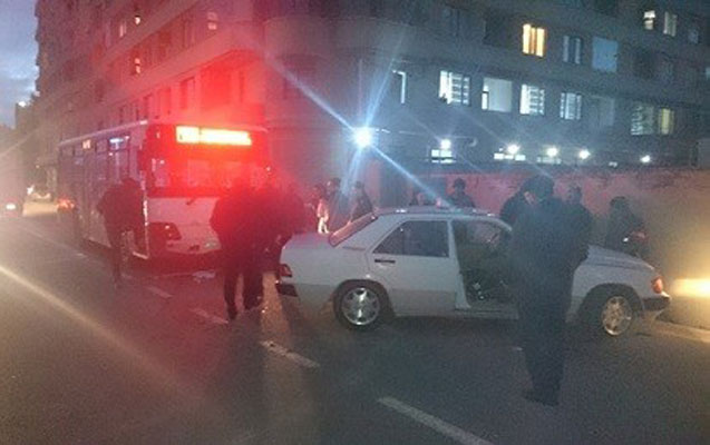 Bakıda sərnişin avtobusu qəza törətdi - Yaralı var (Foto)