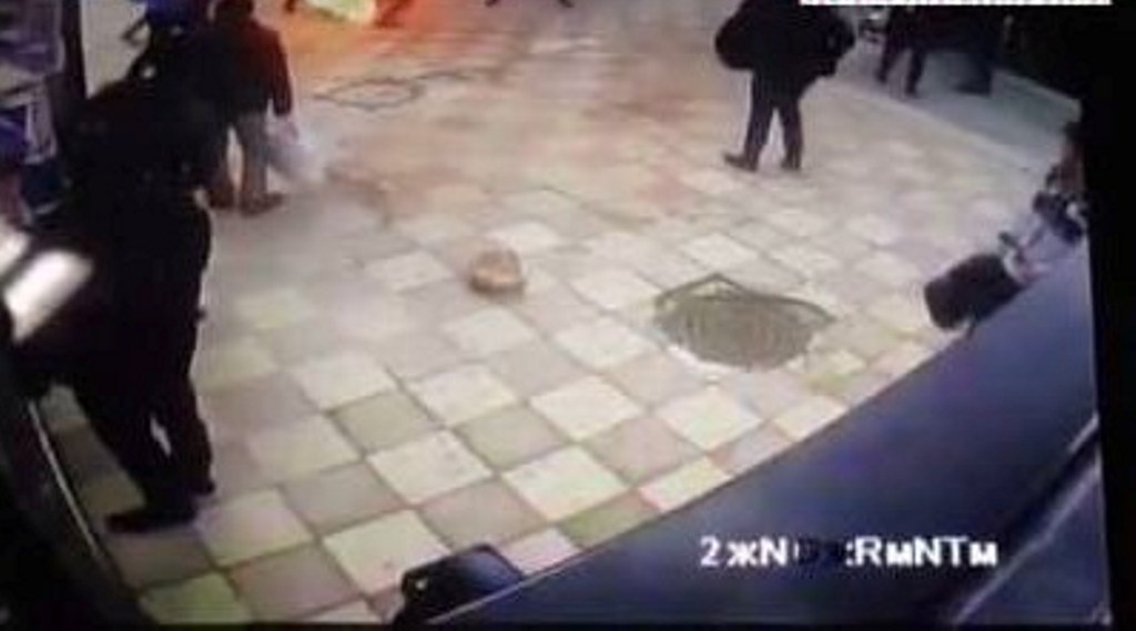 ‘Muğanbank’a borcu olan şəxs bankın qarşısında özünü belə yandırdı -  DƏHŞƏTLİ VİDEO (18+) 