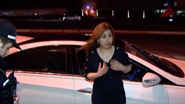 Bakıda sərxoş qadınlar polislərə çətin anlar yaşatdılar -  VİDEO
