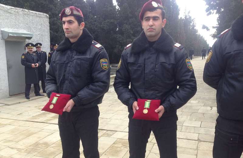 Prezident qəhrəman polisləri təltif etdi