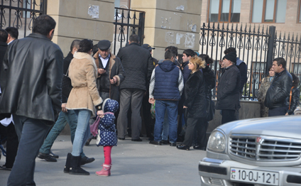 Polislər Sabunçu xəstəxanasını nəzarətə götürdü