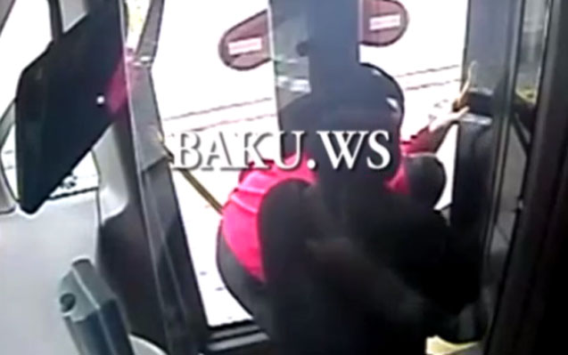 “BakuBus” sürücüsünün döyülmə anı -  VİDEO