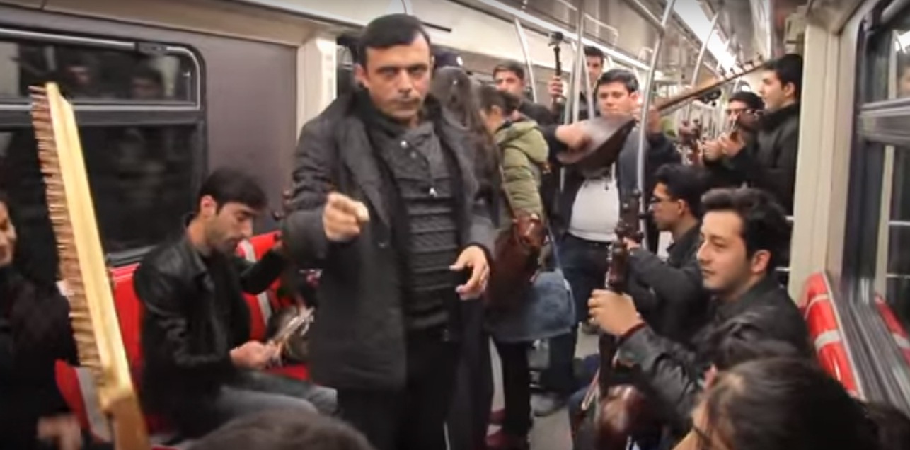 Bakı metrosunda musiqili flashmob keçirildi -  VİDEO