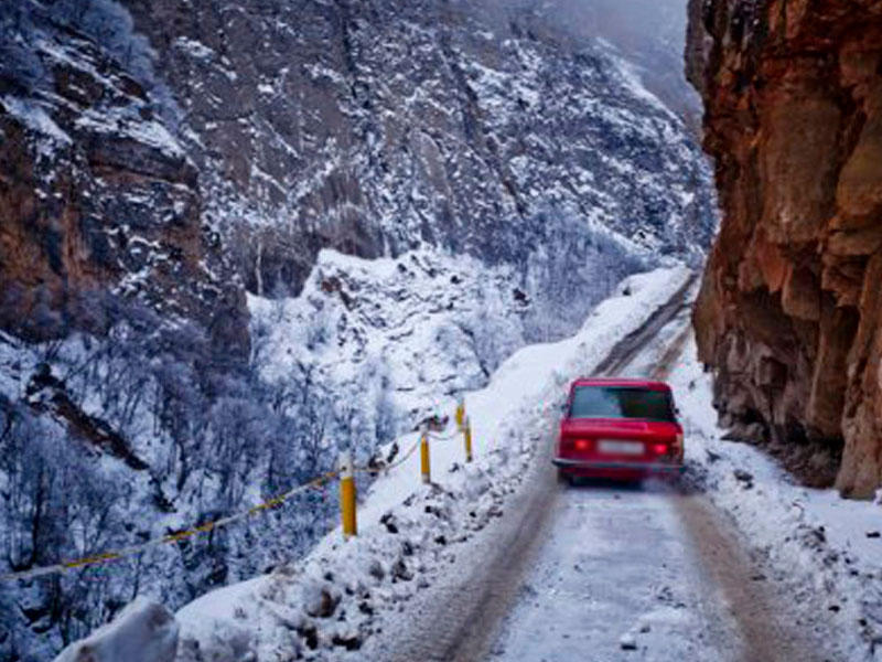 Azərbaycanda qar 9 kəndə yolu bağladı