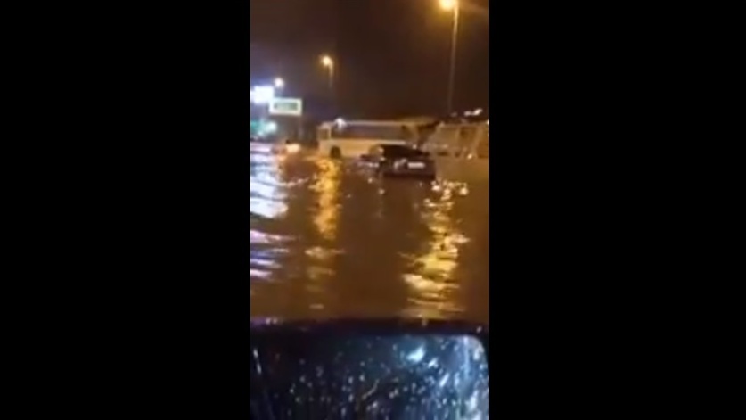 Bakıya yağış yağdı, Dərnəgül yolu Dərnəgöl oldu - VİDEO