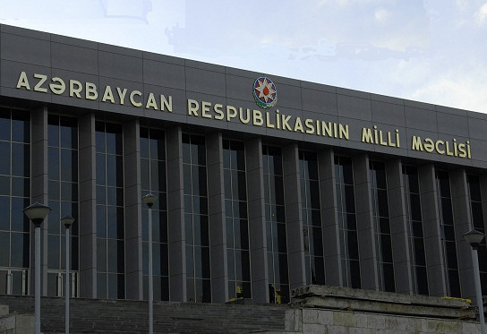 Nazirlər Milli Məclisdə “topa tutuldu”: “Elə bil göydən paraşütlə düşüblər”