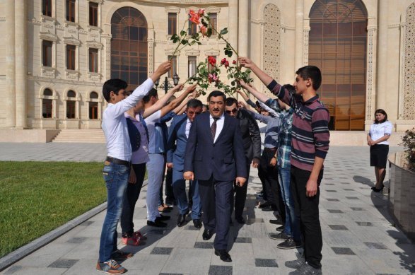 Özünü "kral" elan edən icra başçısı "youtube"dən videosunu sildirdi