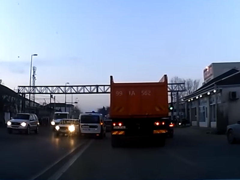 Bakıda polis ağır qəza törətdi, yaralı var –VİDEO