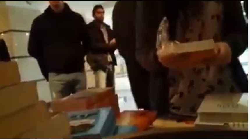 Bakıda universitet prorektoru kitabları dağıtdı: Yığışdırın, canım qurtarsın -  VİDEO 