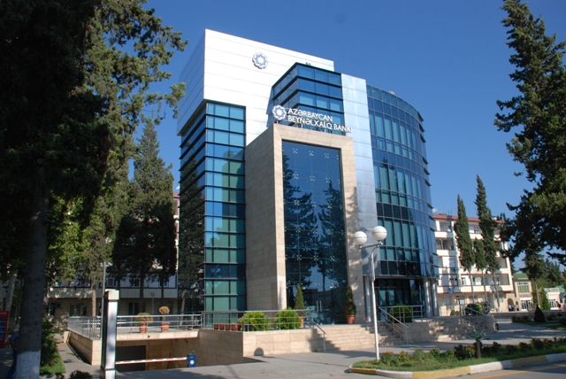 Polis Beynəlxalq Bankın ofisinə basqın etdi, axtarış gedir