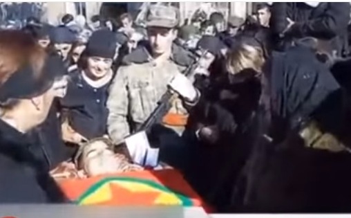 Qarabağda öldürülən erməni əsgərini PKK bayrağına bükdülər -  VİDEO 