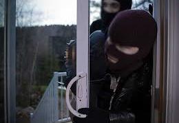 Maskalı şəxslər kafedra müdirinin evinə girdi