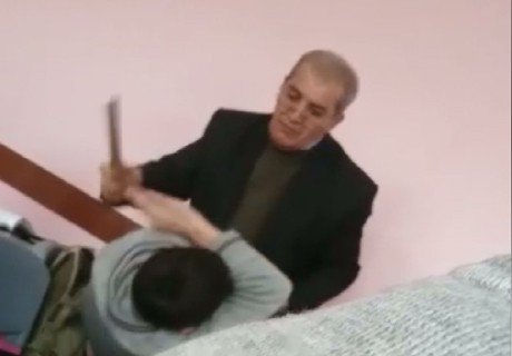 Şagirdi döyən müəllim işdən çıxarılacaq -  Direktordan açıqlama