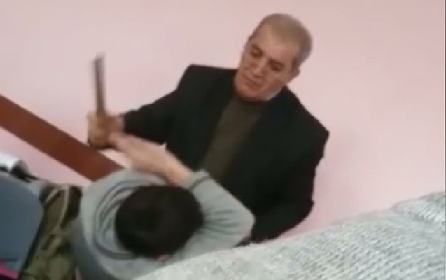 Azərbaycanda müəllim şagirdi amansızcasına döydü – VİDEO