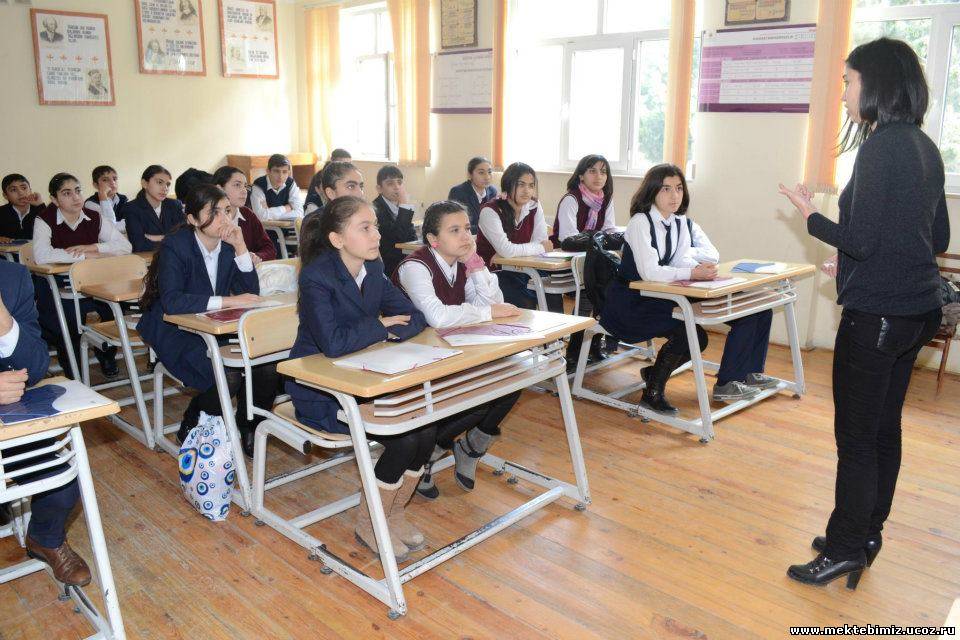 Bakıda məktəbi su basdı:  "Uşaqlarımız sinifdə çətirlə otururlar"