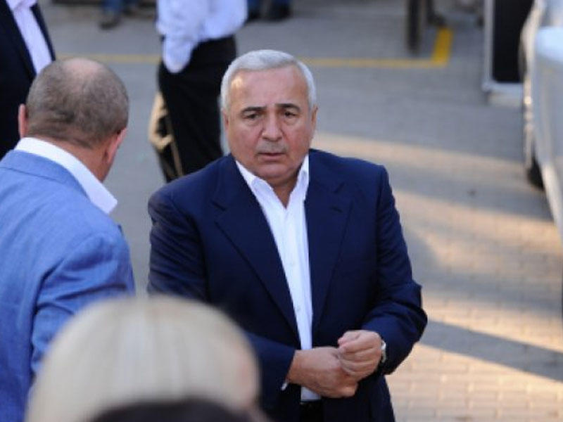 Rusiyada yaşayan milyarder Neftçalaya gəldi: “Bir nəfəri də işdən çıxarmayın...”