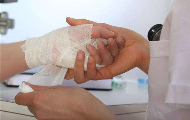 Azərbaycanda qadın həkim damarlarını kəsdi