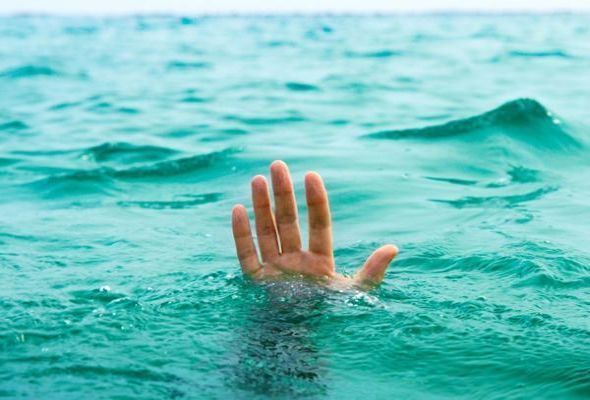 15 yaşlı qız özünü dənizə atdı