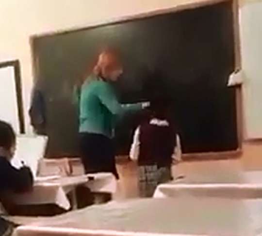 Azərbaycanda müəllim dərs vaxtı qız uşağını belə döydü - VİDEO