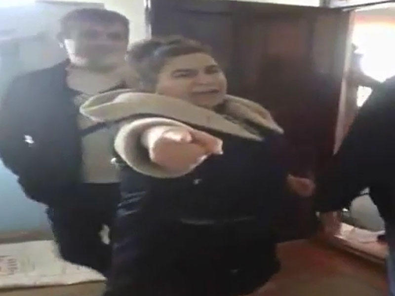 Azərbaycanda qadın direktor kişi müəllimi şillələdi-  VİDEO