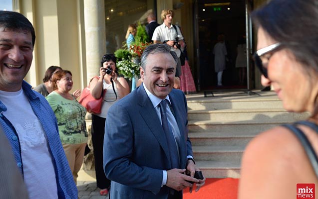 Arvadı polisə rüşvət verən səfir işdən çıxarıldı