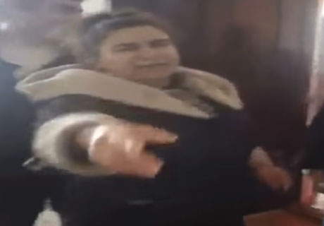 Bakıda məktəbdə qadın direktor kişi müəlllimi belə döydü -  VİDEO
