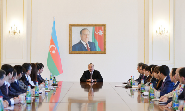 İlham Əliyev ölkə gənclərinin bir qrupu ilə görüşdü