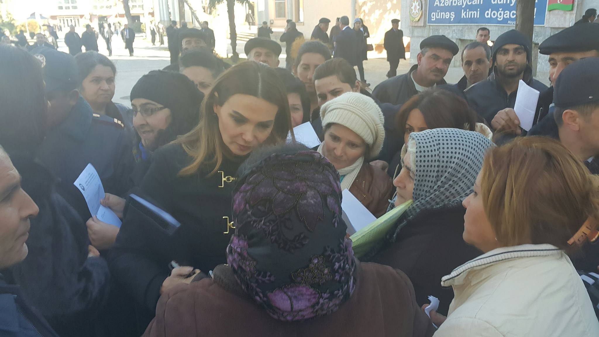 Seçiciləri Qənirə Paşayevaya “Azəriqaz”dan şikayət etdilər
