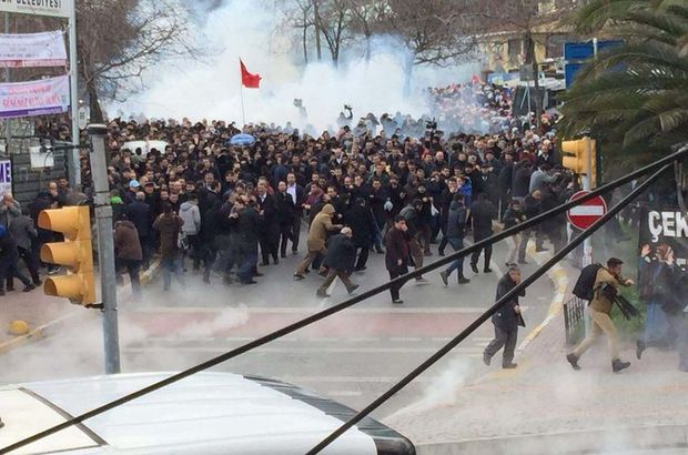 "Zaman" qəzetinin redaksiyası qarşısında polislə toqquşma