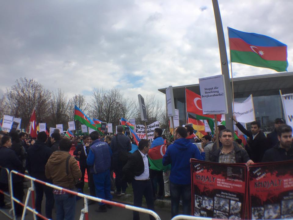 Sarkisyan Berlində etirazla qarşılandı-  Azərbaycanlıların mitinqi - Foto - Video