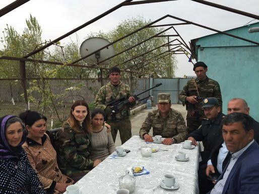 Qənirə Paşayeva cəbhə bölgəsində yaşayan bir ailənin qonağı olub -  FOTOLAR 