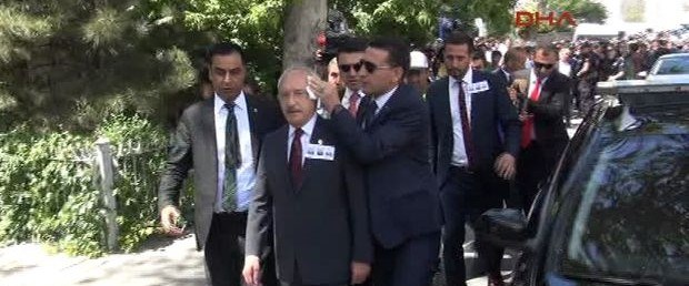 Kılıçdaroğluna yumurta atdılar - Şəhidlərin dəfn günündə  (VİDEO)