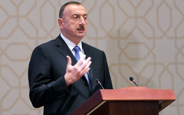 Prezident rəsmi qəbulda mükafat təqdim etdi