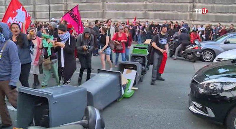 Fransa xalqı mitinq edir – Paris küçələri yerlə-yeksan edildi