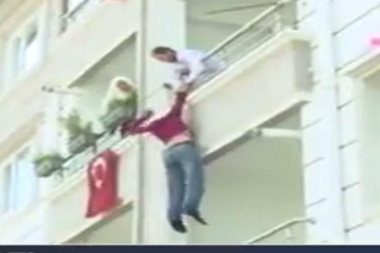 Ata oğlunu girov götürdü, sonra eyvandan atdı - Video